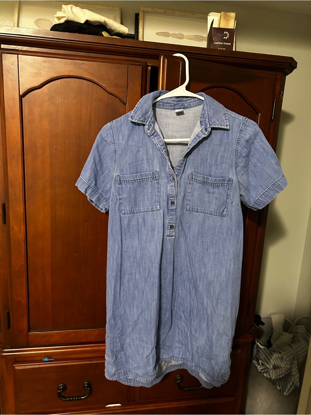 Old Navy Light Blue Short-Sleeve Chambray Button-Front Shirt